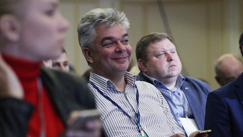 Директор ООО &quot;Ситикард&quot; Юрий Рябиков внимательно следит за ходом саммита