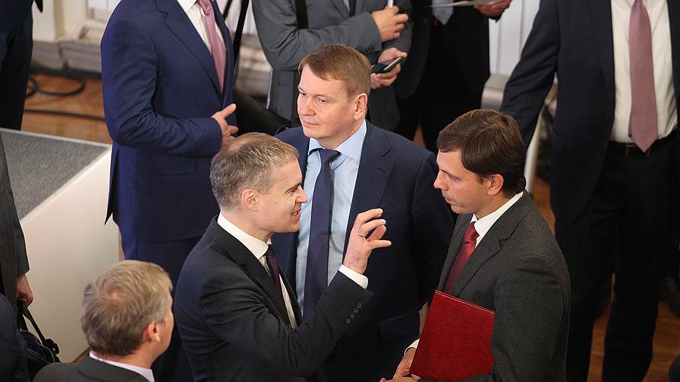 Мэр Нижнего Новгорода Владимир Панов (слева) что-то объясняет Андрею Клычкову