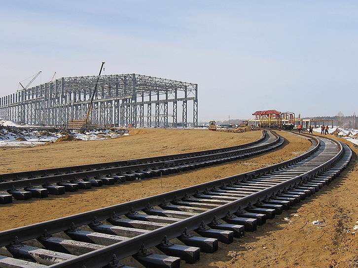 Укладка железнодорожного пути к отделению подготовки лома ЛПК, март 2006 г.