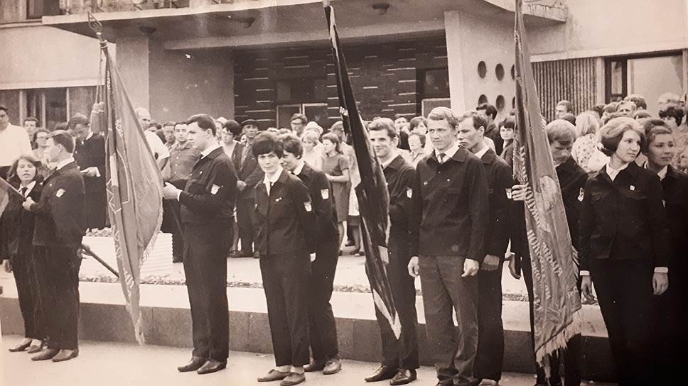 Членов комсомольского отряда вместе с Александром Сериковым (третий справа) отправляют в Коми СССР. 1968 год