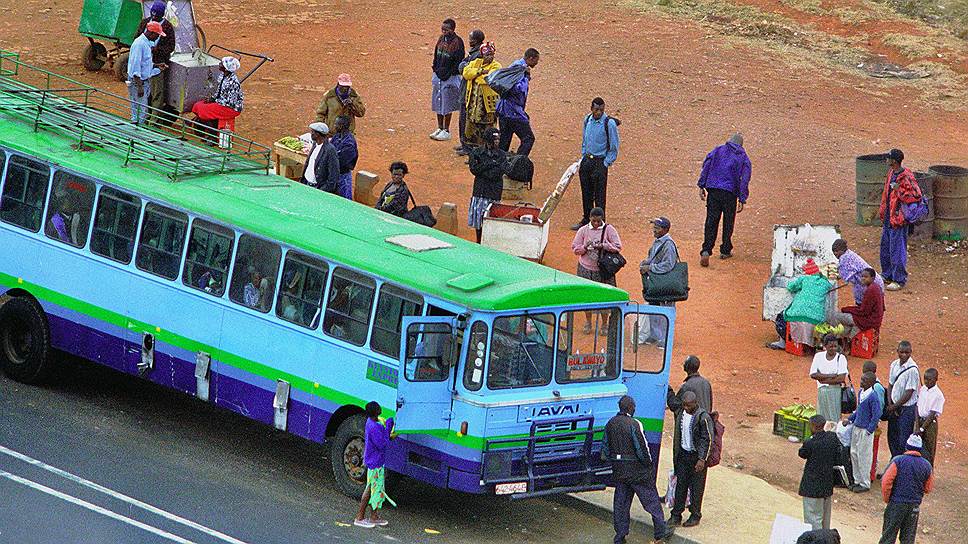 В жарком Зимбабве на остановках пассажирам общественного транспорта негде укрыться от палящего солнца