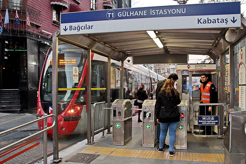 Остановка может быть и станцией пересадки с одного вида транспорта на другой, как в Стамбуле