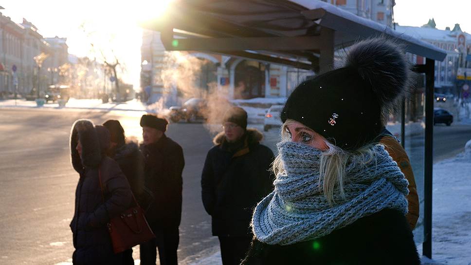Сегодня нижегородские остановки не согревают в мороз и не спасают от жары