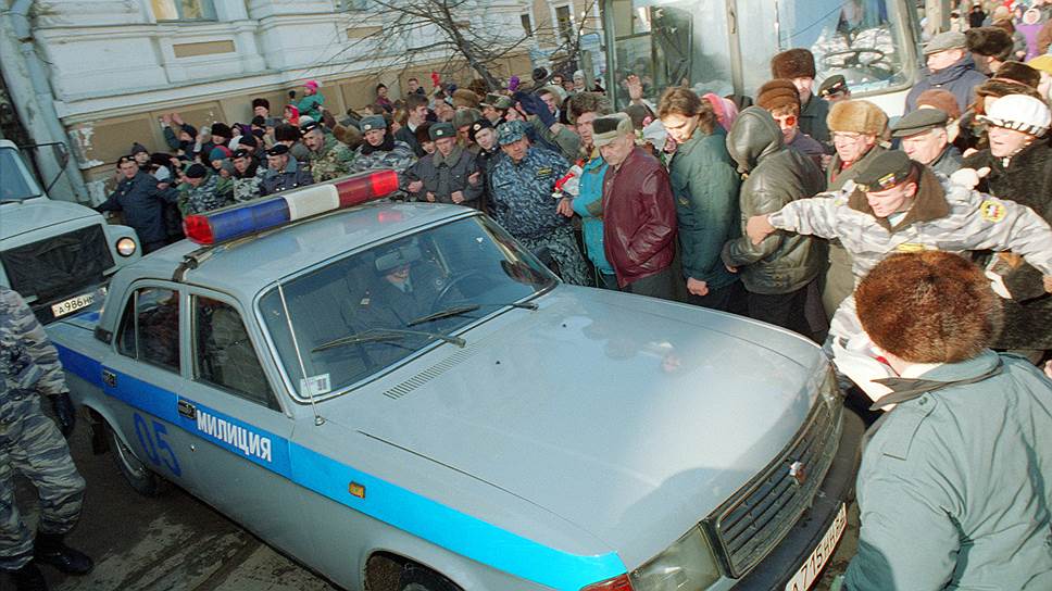 Меньше, чем через год Андрея Климентьева, избранного мэром Нижнего Новгорода, снова арестовали. И это здание он покинул в автозаке, который прорывался через толпу возмущенных нижегородцев