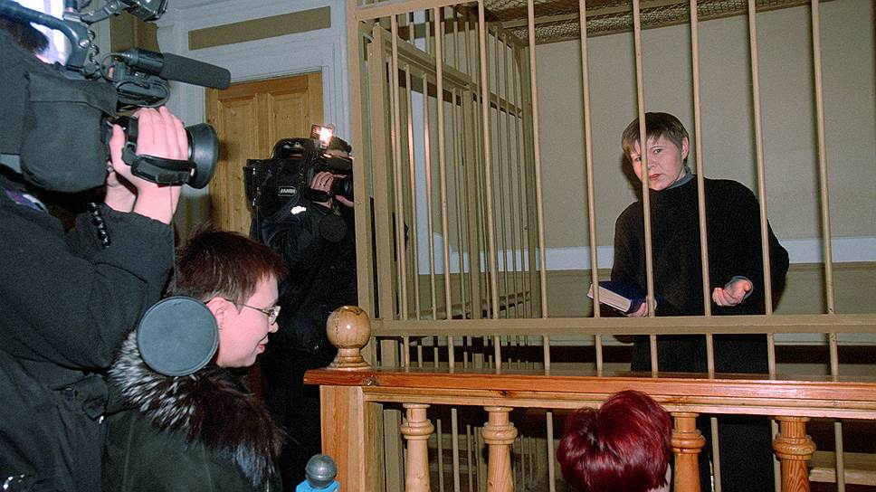 В феврале 2001 года эта скамья подсудимых приняла бывшего советника губернатора Ивана Склярова, предпринимателя и депутата городской думы Ольгу Чечулину. Ее обвиняли в мошенничестве и отмывании денег