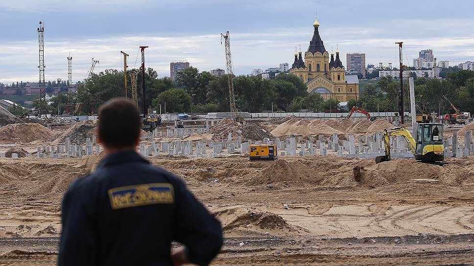 Площадку за собором Александра Невского готовят под строительство футбольной арены. Июнь 2015 года