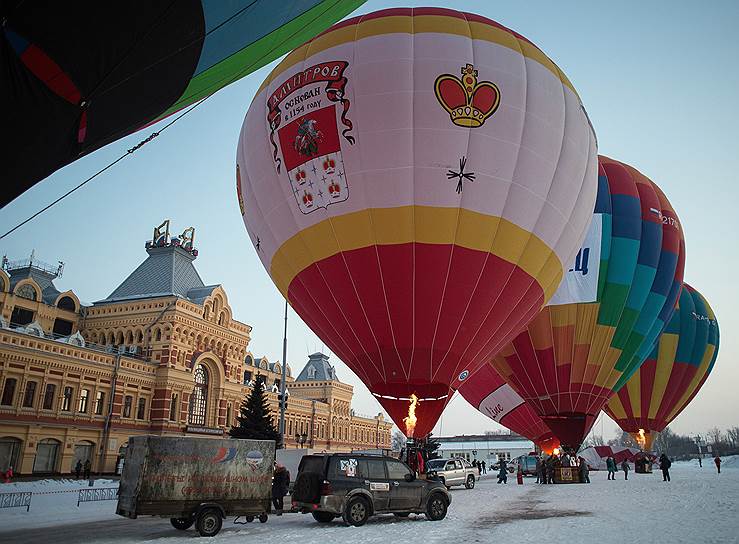 Воздушные шары готовятся к старту перед Главным ярмарочным домом. Февраль 2018 года