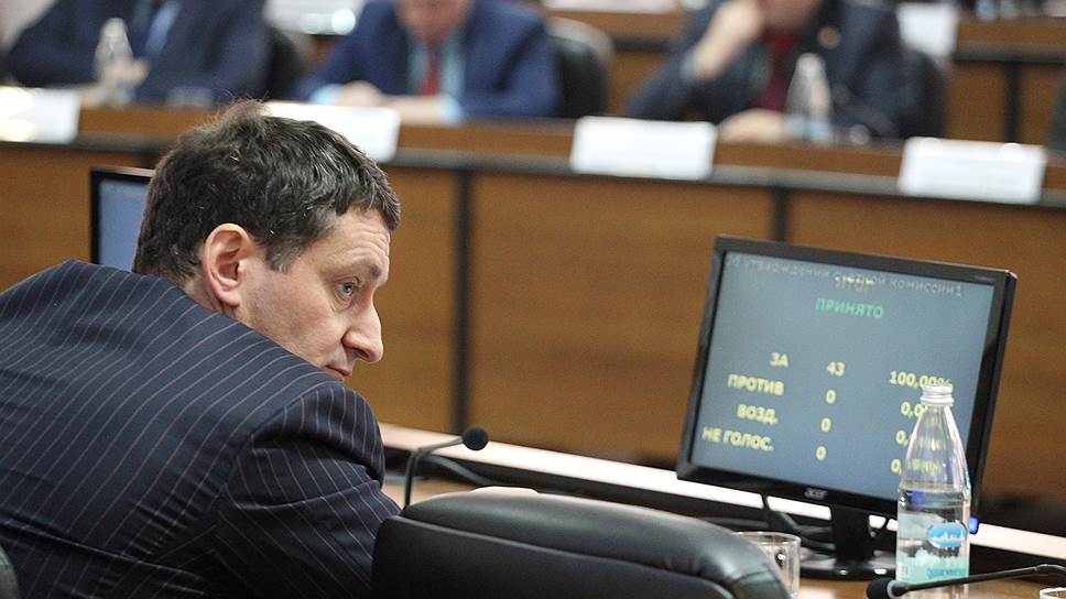 Заместитель губернатора Роман Антонов наблюдает за выборами главы Нижнего Новгорода из президиума городской думы. Январь 2018 года
