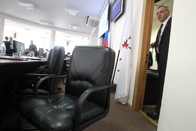 Кандидат на пост председателя городской думы Нижнего Новгорода Дмитрий Барыкин смотрит в зал заседаний во время голосования депутатов Январь 2018 года