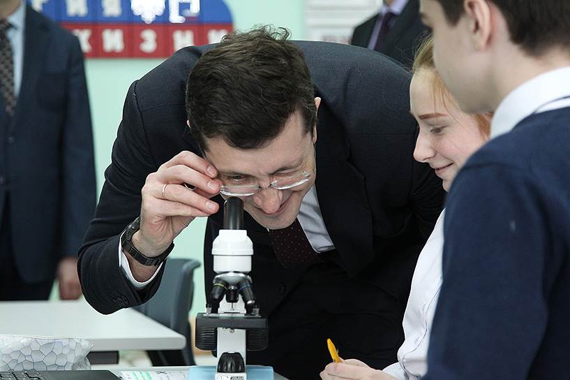 Исполняющий обязанности губернатора Глеб Никитин смотрит в школьный микроскоп. Январь 2018 года