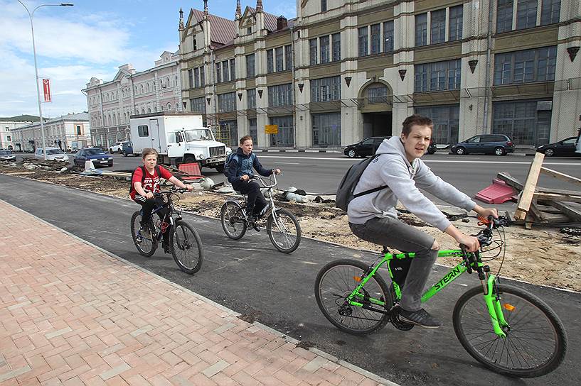 Велосипедисты едут по Нижневолжской набережной, которая откроется вскоре откроется после ремонта. Май 2018 года