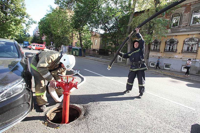 Пожарные тушат возгорание деревянного дома в центре Нижнего Новгорода. Июль 2018 года