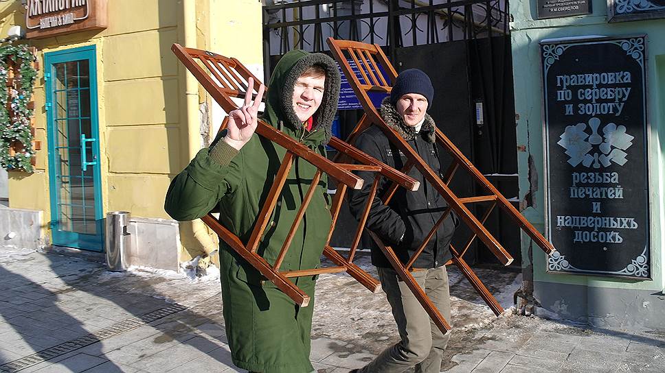Студенты со стульями идут по улице. Февраль 2018 года