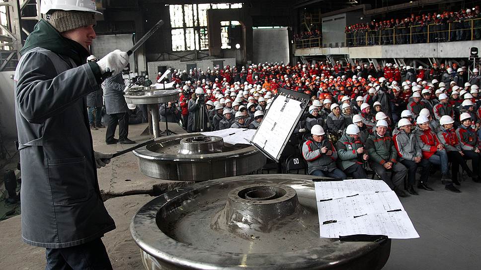 Перфоманс в цеху Выксунского металлургического завода в честь последней плавки мартена. Партия ударных на железнодорожных колесах. Март 2018 года
