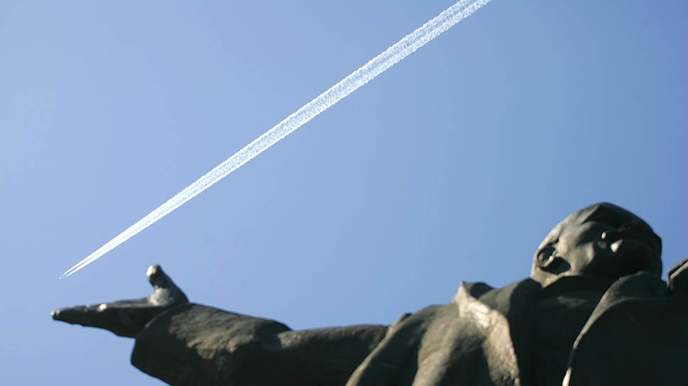 Самолет пролетает над памятником Ленину. Май 2018 года