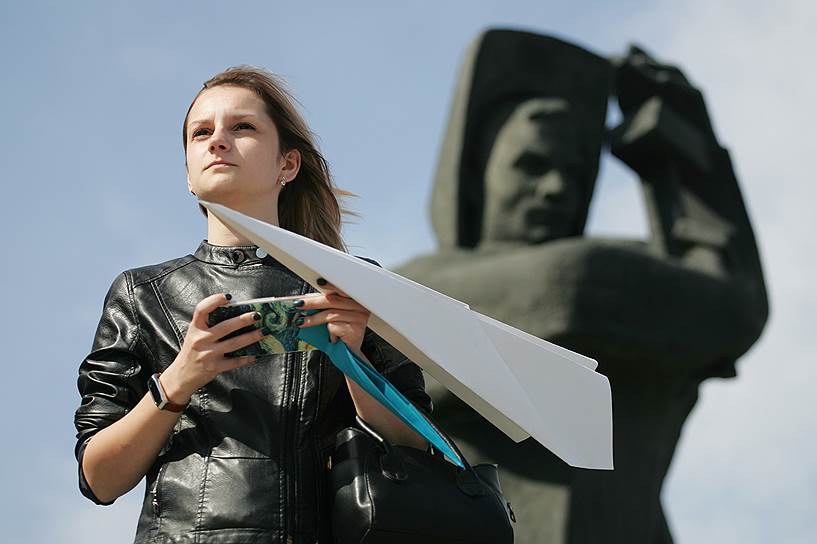 Девушка запускает бумажный самолетик в качестве протеста против блокировки мессенджера Telegram. Май 2018 года