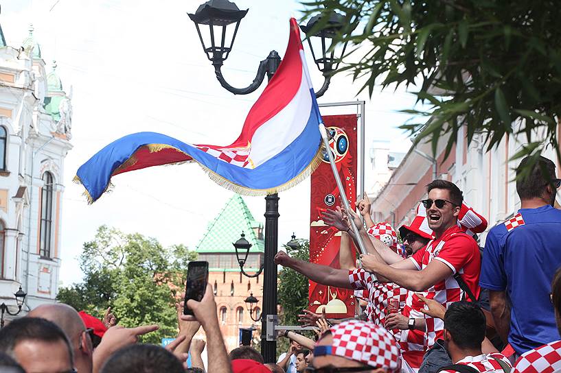 Футбольные болельщики из Аргентины и Хорватии на главной пешеходной улице. Июнь 2018 года