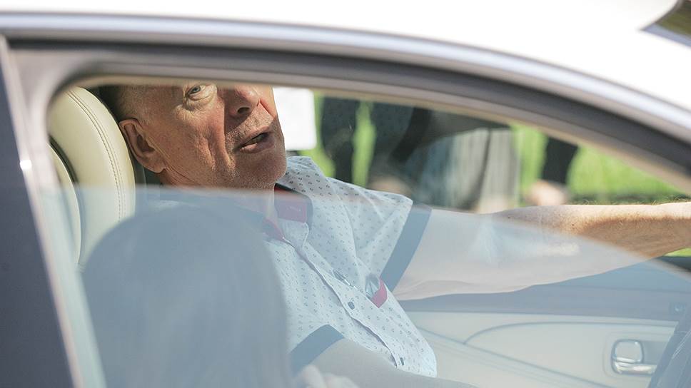 Предприниматель Андрей Климентьев наблюдает за митингом против пенсионной реформы из припаркованного автомобиля. Июль 2018 года