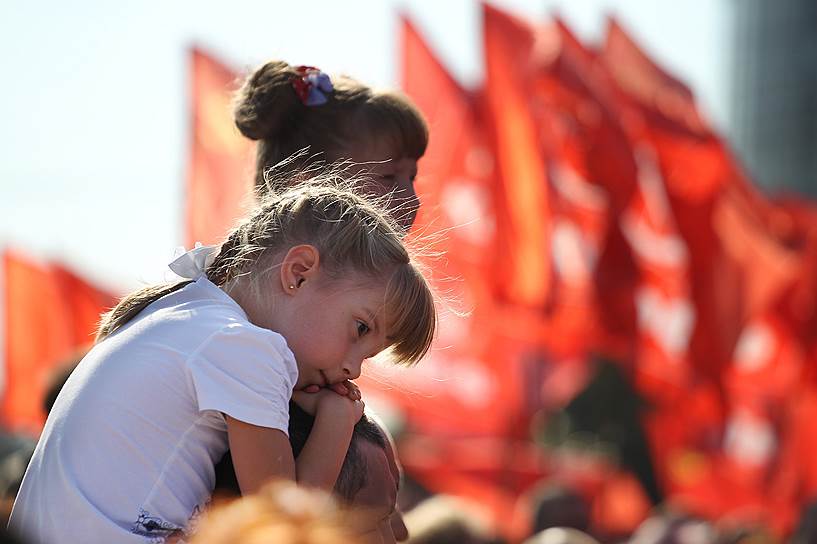 Девочка на плечах отца, пришедшего на митинг против пенсионной реформы. Сентябрь 2018 года