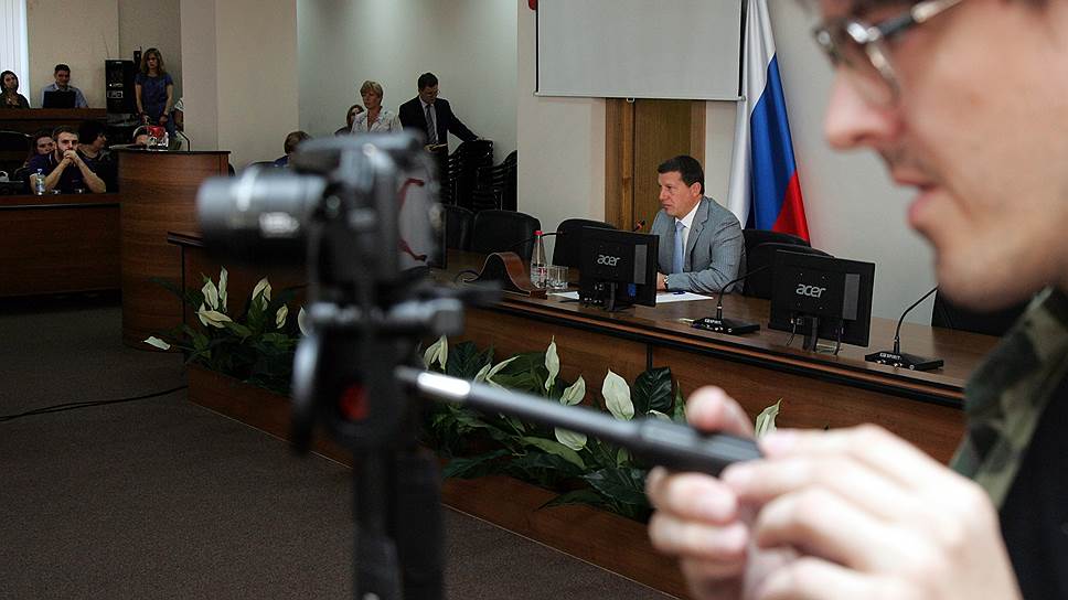 Глава города Олег Сорокин во время встречи с общественностью. Август 2013