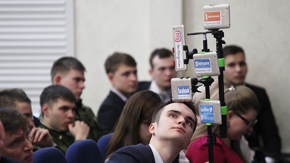 Студенты ННГУ слушают предвыборное выступление кандидата в президенты Владимира Жириновского. Февраль 2018
