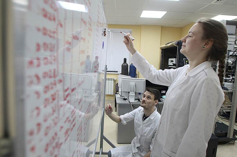 Сотрудники лаборатории нижегородского нейроцентра института биологии и биомедицины при ННГУ Марк и Мария записывают результаты опытов 