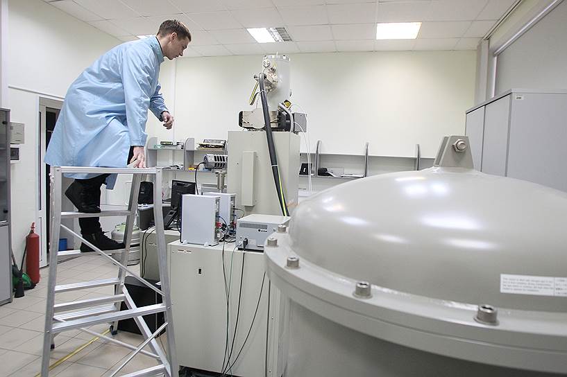 Сотрудник лаборатории НИФТИ при физическом факультете ННГУ обслуживает электронный просвечивающий микроскоп высокого разрешения