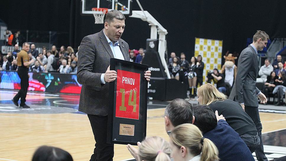 Министр спорта Нижегородской области Сергей Панов на этом матче присутствует не как чиновник, а как легенда баскетбола