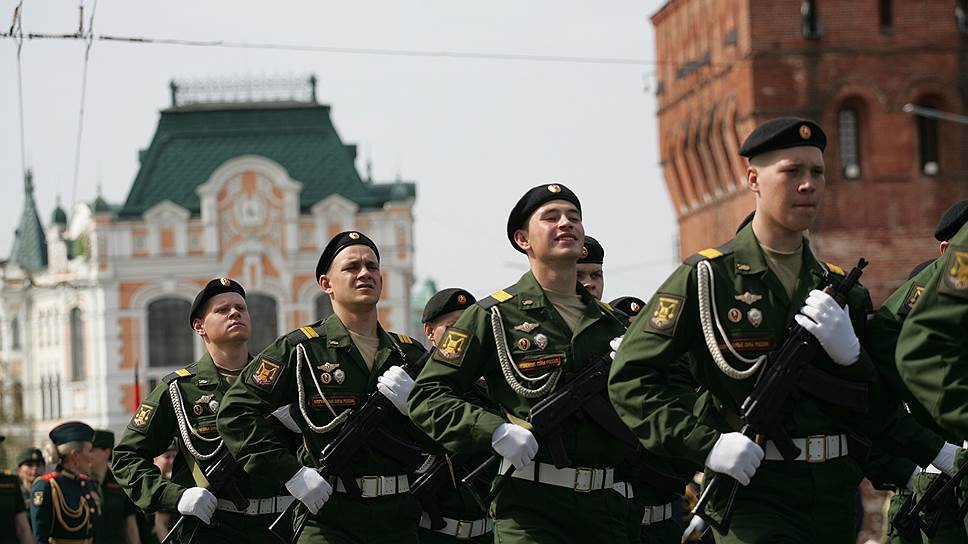 Воинские колонны торжественно прошли мимо Дмитриевской башни кремля