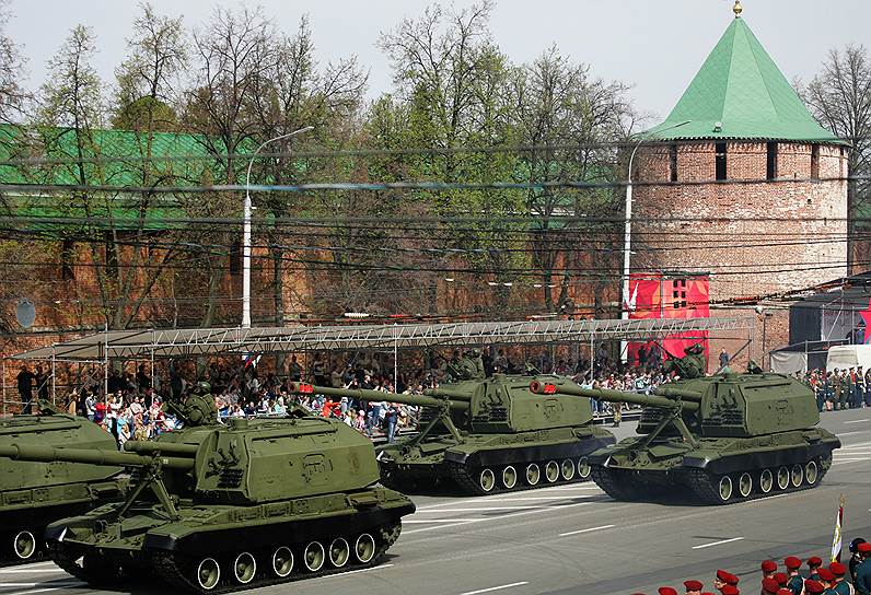 Те, кому удалось забраться повыше, смогли увидеть проход военной техники мимо кремлевских башен