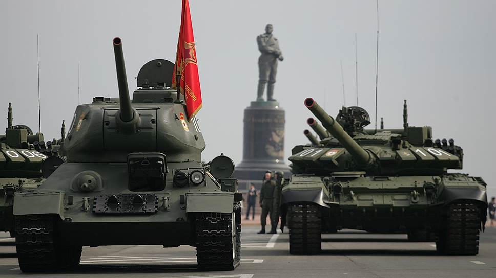 Танковую колонну современных Т-72 возглавил легендарный Т-34 (слева)