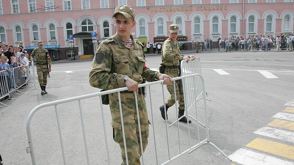 Во время парада был закрыт доступ на большую часть прилегающих к площади Минина улиц