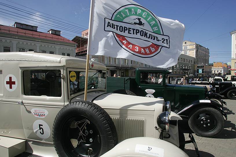 Ретро-автомобили съехались в Нижний Новгород из многих городов