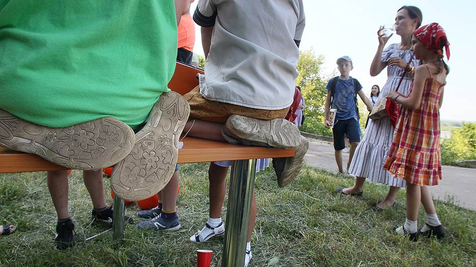 Интереснее всего в парке было детям: для них развлечения находились на каждом углу, даже с ногами можно было за столы залезать!