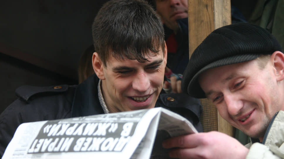 Дмитрий Дюжев читает в местной газете о своих приключениях во время съемок фильма &quot;Жмурки&quot;
