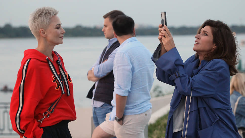 Перед нижегородскими закатами не устояли даже кинозвезды. Дарья Повереннова (слева) позирует Светлане Камыниной на фоне Стрелки
