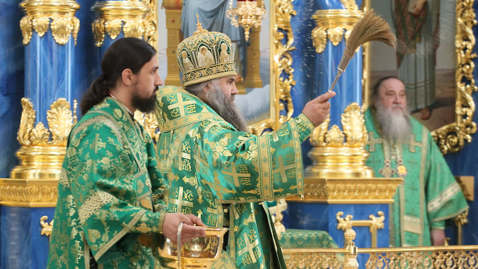 Перед приездом Патриарха митрополит Нижегородский и Арзамасский Георгий провел церемонию освящения престола нового храма