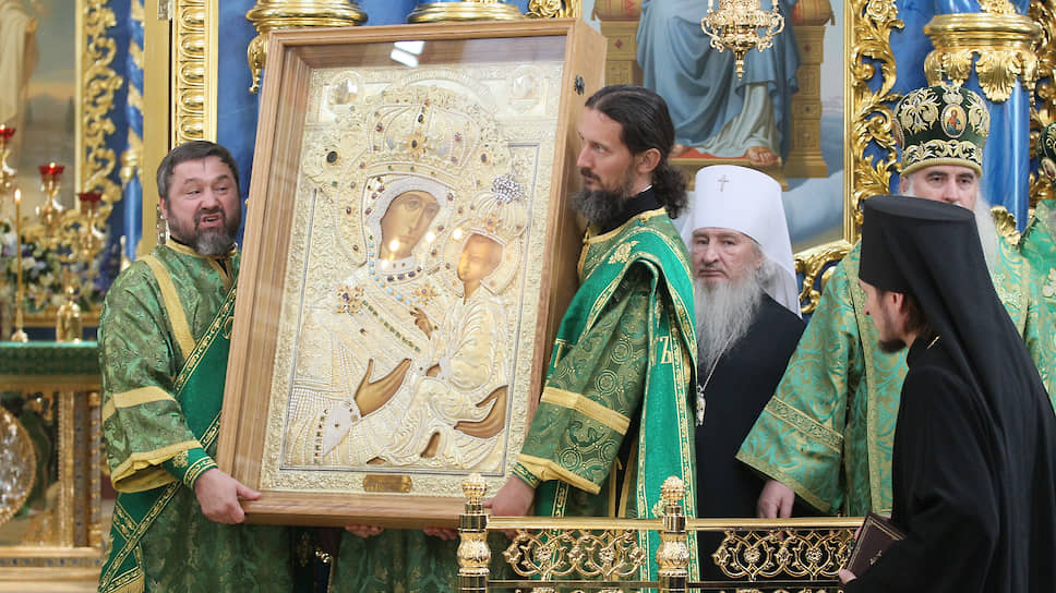 В заключение церемонии глава РПЦ передал новоосвященному храму икону Тихвинский богоматери