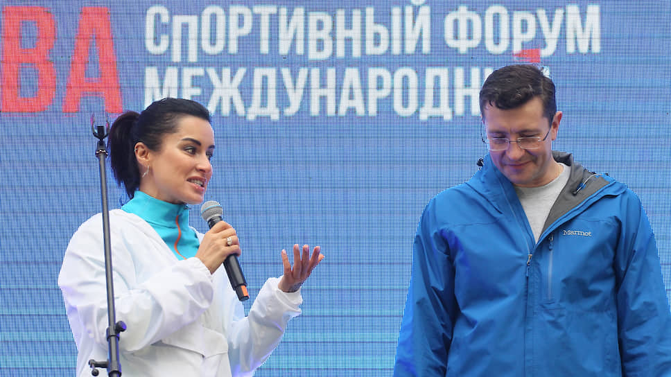Ритм тысячам нижегородцев задавали телеведущая Тина Канделаки и губернатор Глеб Никитин
