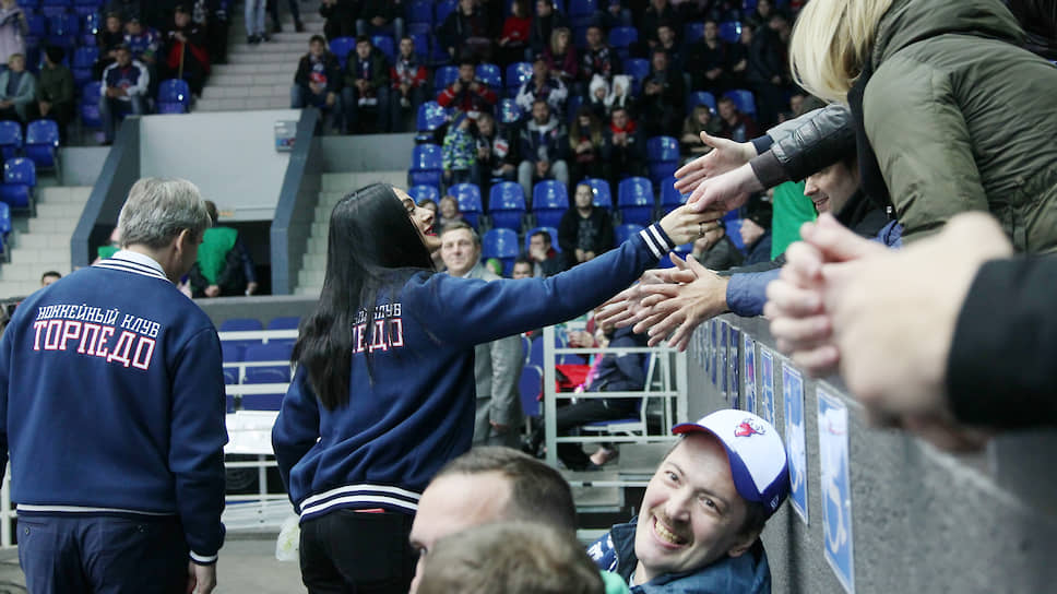 Неизвестно, что вызвало у зрителей больший восторг: игра любимой команды или появление Елены Исинбаевой