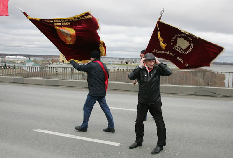 С таким трудом завоеванное шествие по Канавинскому мосту стало настоящим испытанием. Несущим знамена пришлось делать нелегкий выбор между собственными шапками и флагами, которые ветер вырывал из рук