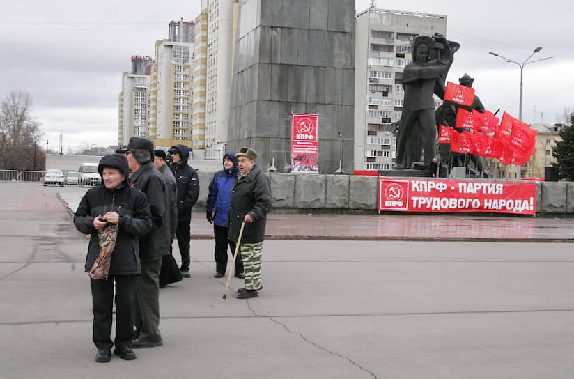 На площади Ленина процессию встретили памятник и коммунистический актив в полном составе