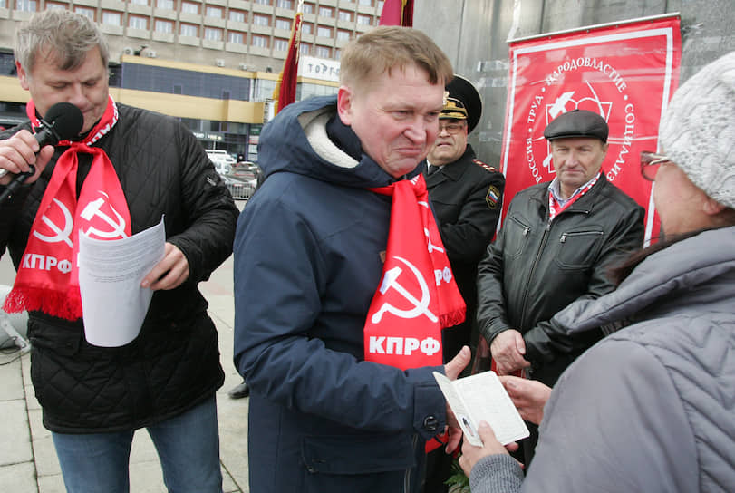 Председатель обкома КПРФ Владислав Егоров вручил партбилеты новым членам