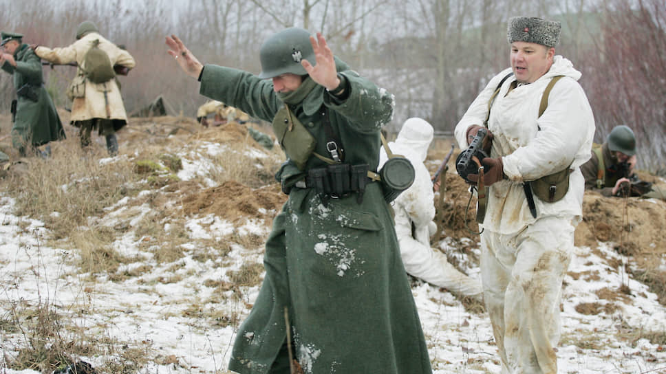Участники реконструкции, облаченные в немецкую униформу, охотно сдаются своим коллегам в плен