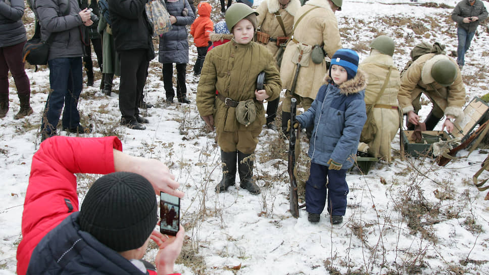 По окончании боя на поле впускают истосковавшихся детей, которые начинают искать в снегу стреляные гильзы и фотографироваться с реконструкторами