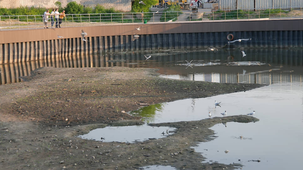 Безграмотное благоустройство Мухинского озера в центре города Бор привело к его пересыханию. С большим трудом к осени водоем удалось заполнить водопроводной водой