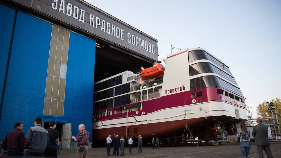 В сентябре со стапелей завода Красное Сормово сошел первый пассажирский теплоход &quot;Мустай Карим&quot;, положивший начало новой серии судов нижегородских корабелов