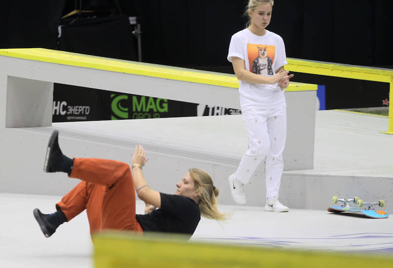 В октябре впервые в Нижнем Новгороде прошел финал чемпионата Европы по скейтбордингу. На снимке голландские скейтбордистки Кэнди Якобс (слева) и Рос Зветслот