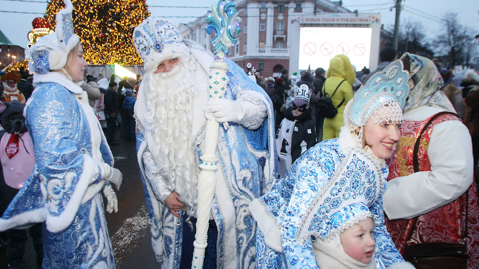 В предновогодние дни на улицах не протолкнуться от Дедов Морозов и Снегурочек