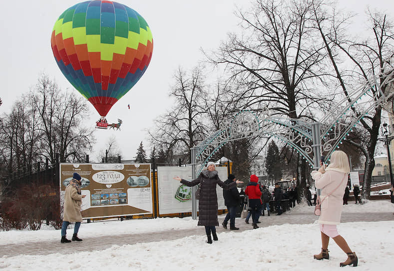 Гуляющие в кремле умудрялись даже сфотографироваться с шаром